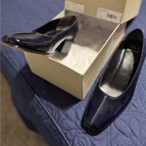 No 6 navy blue pumps.
